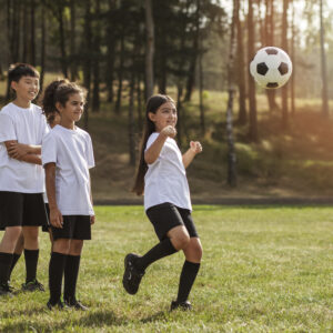 criancas-jogando-futebol